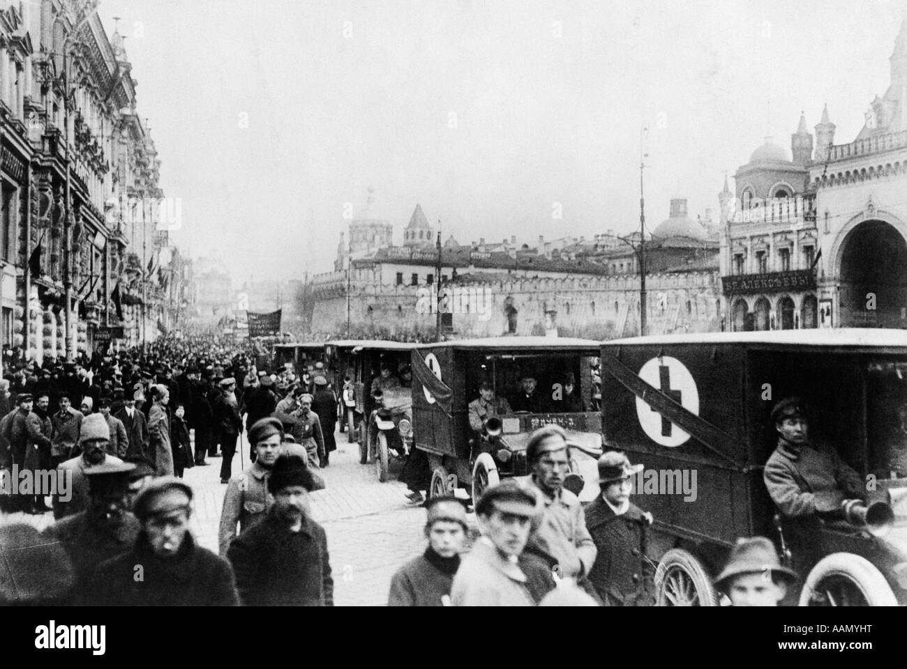 Années 1910 1917 PETROGRAD RÉVOLUTIONNAIRE ST. PETER & PAUL RÉVOLUTION RUSSE AMBULANCES DE LA CROIX ROUGE À PARTIR DE LA PREMIÈRE GUERRE MONDIALE Banque D'Images
