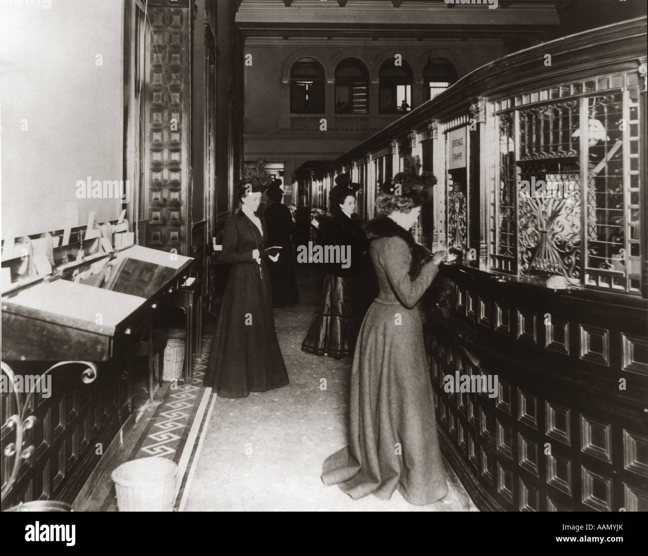 1890s 1900s TOUR DE SIÈCLE LES FEMMES D'INTÉRIEUR BANQUE D'AVION DES SCRUTATEURS Banque D'Images