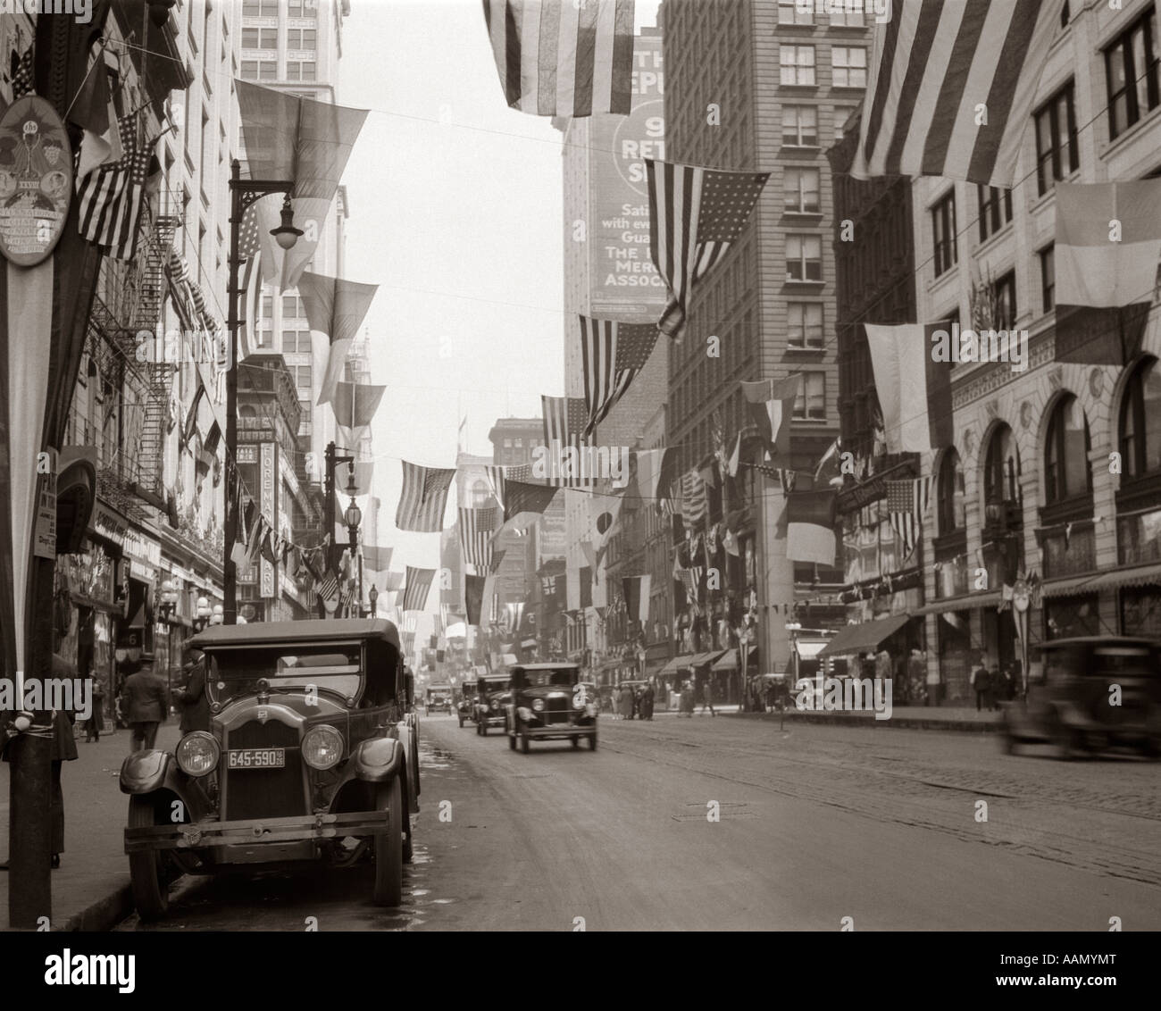 1926 LE CENTRE-VILLE DE CHICAGO'S STATE ST. Avec des drapeaux Banque D'Images