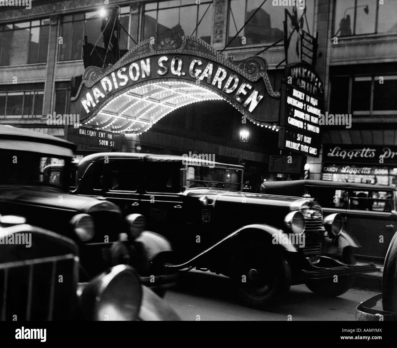Années 1920 Années 1930 TAXIS VOITURES Madison Square Garden MARQUEE DE NUIT MANHATTAN NEW YORK USA Banque D'Images