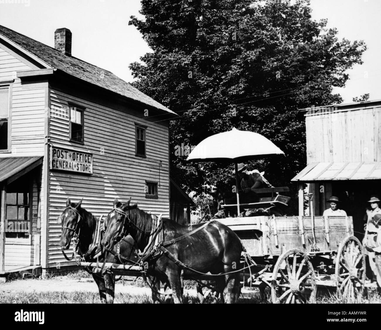Années 1900 ANCIENNE FERME À CHEVAUX REMORQUE MAGASIN GÉNÉRAL ET BUREAU DE POSTE COURTNEY MISSOURI USA Banque D'Images