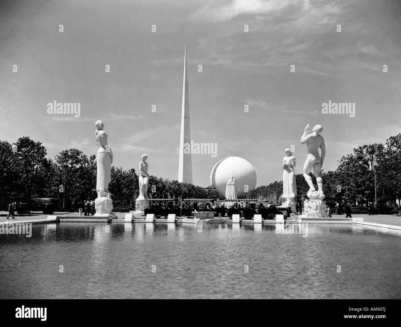 Centre COMMERCIAL DE LA CONSTITUTION 1939 WORLD'S FAIR DE NEW YORK ÉTANG ENTOURÉ PAR DES STATUES DANS LE PROJET SPHÈRE ET L'obélisque de la tour à l'arrière l'Art Déco Banque D'Images