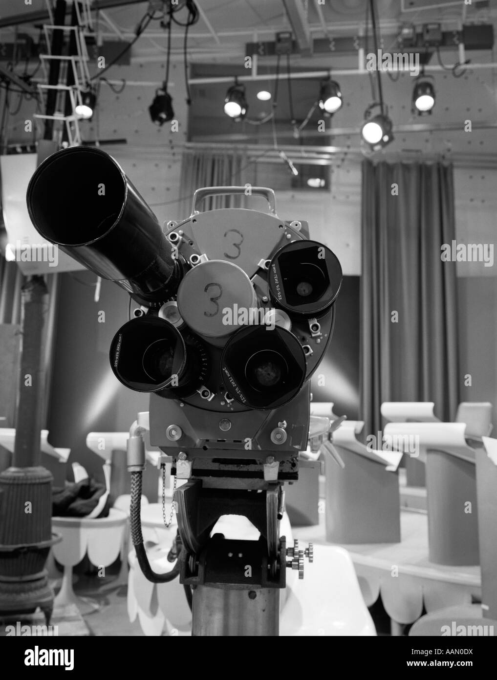 1960 CLOSE-UP DE LENTILLES DE CAMÉRA TV AVEC STUDIO SITUÉ EN ARRIÈRE-PLAN Banque D'Images 1960 CLOSE-UP DE LENTILLES DE CAMÉRA TV AVEC STUDIO SITUÉ EN ARRIÈRE-PLAN Banque D'Images