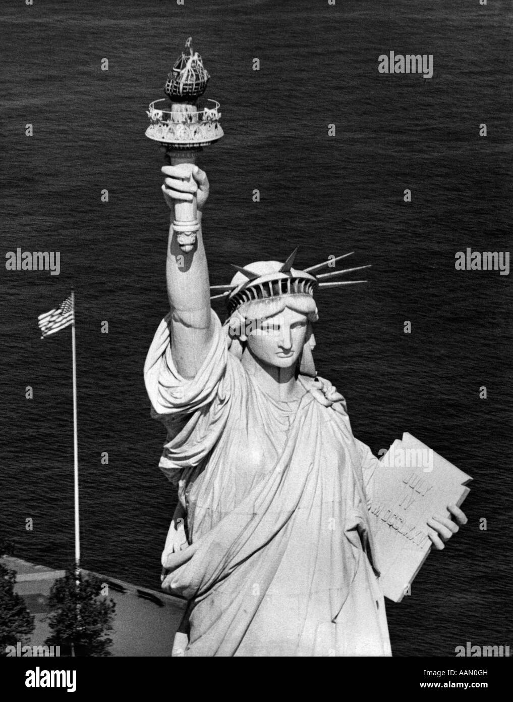 STATUE DE LA LIBERTÉ JUSQU'À LA TAILLE AFFICHÉE À PARTIR DE Banque D'Images