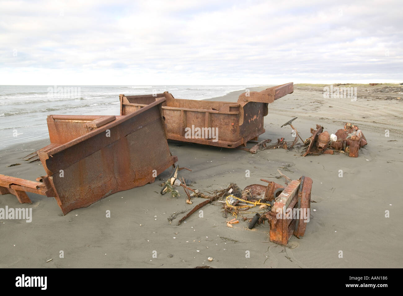 Vieux camion sur la plage de l'île de l'Alaska Shishmaref est d'être lavé dans la mer à cause du réchauffement Banque D'Images