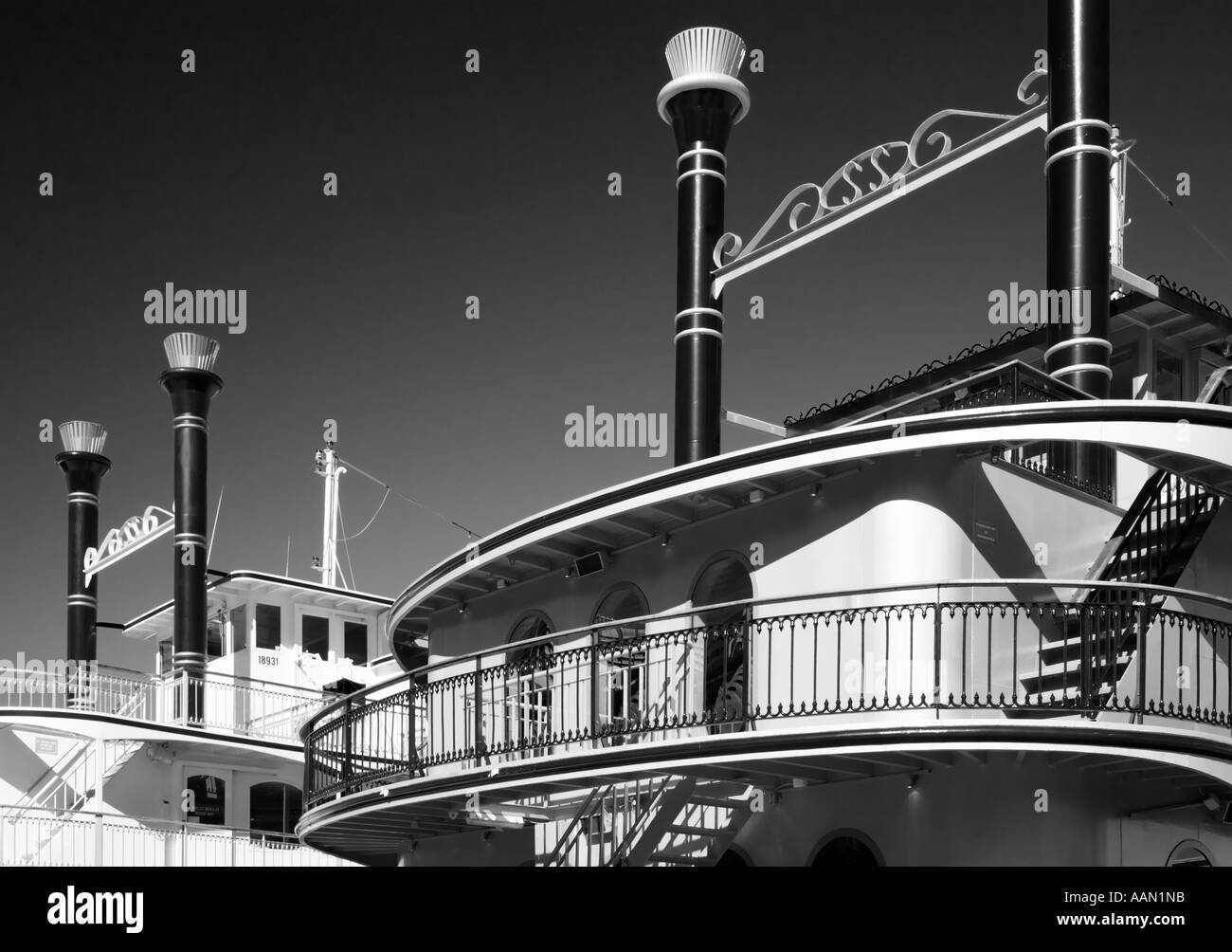 Le dos des deux bateaux à aubes vintage amarré à Darling Harbour sur une journée ensoleillée, Sydney, Australie Banque D'Images