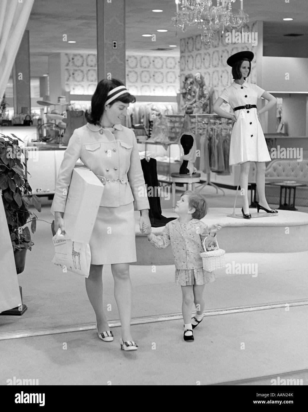 1970 Mère Enfant FILLE SHOPPING DEPARTMENT STORE Banque D'Images