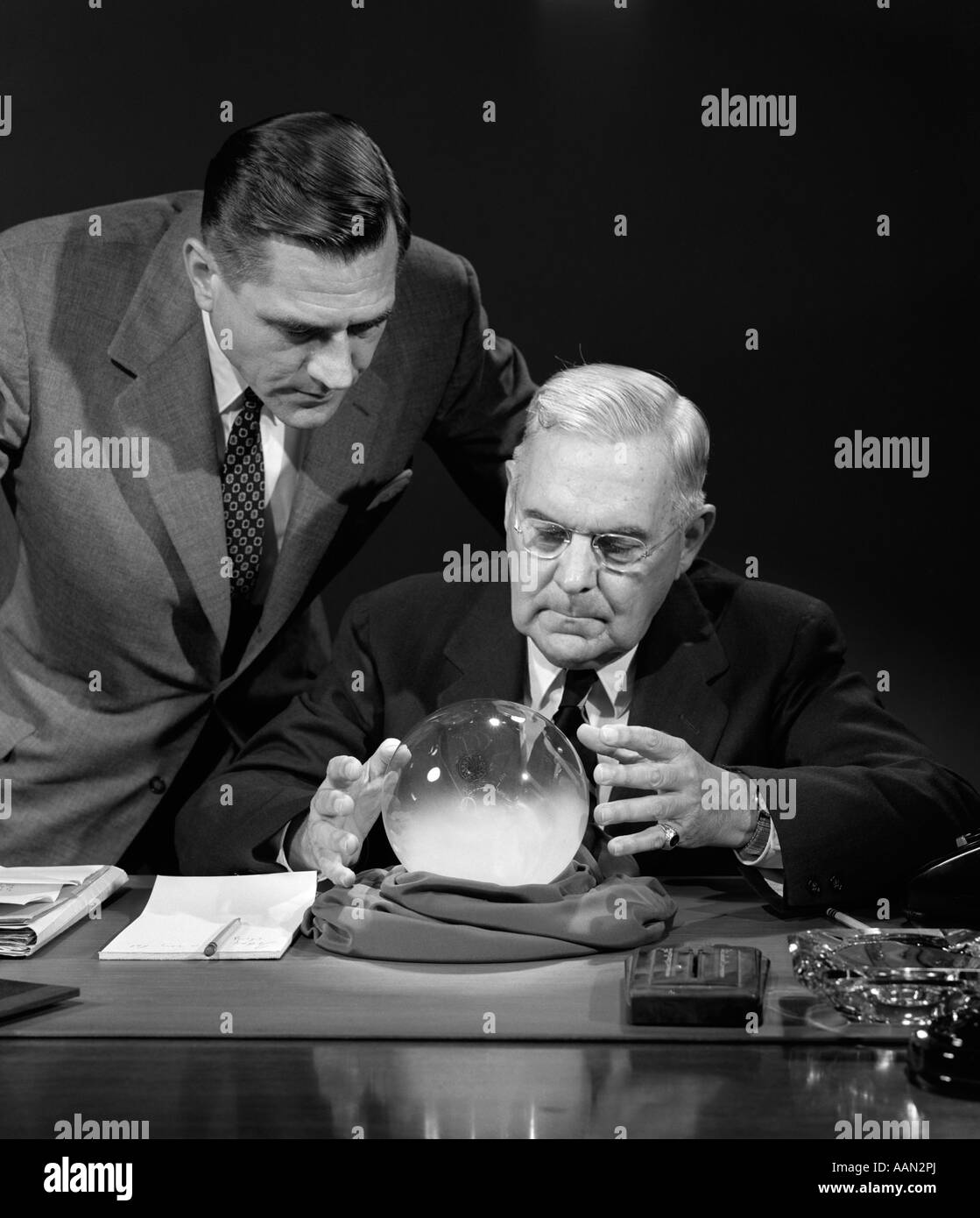 Années 1950 à 24 ENTREPRISES CONSULTING CRYSTAL BALL Banque D'Images