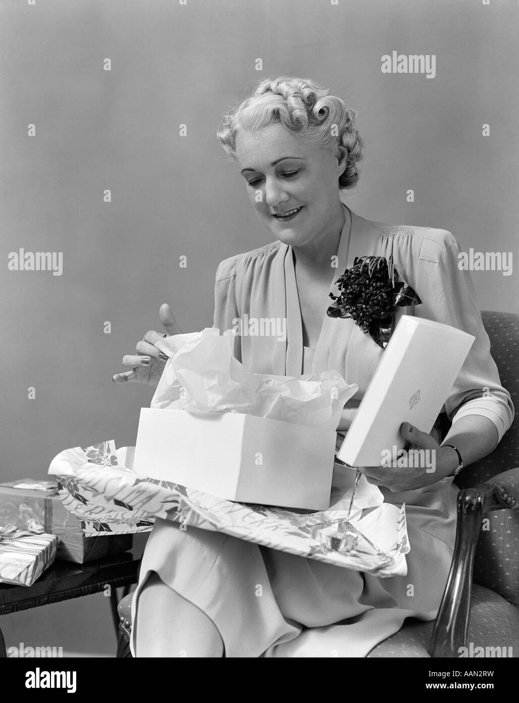 1940 OUVERTURE D'UN AÎNÉ CADEAU FEMME Banque D'Images