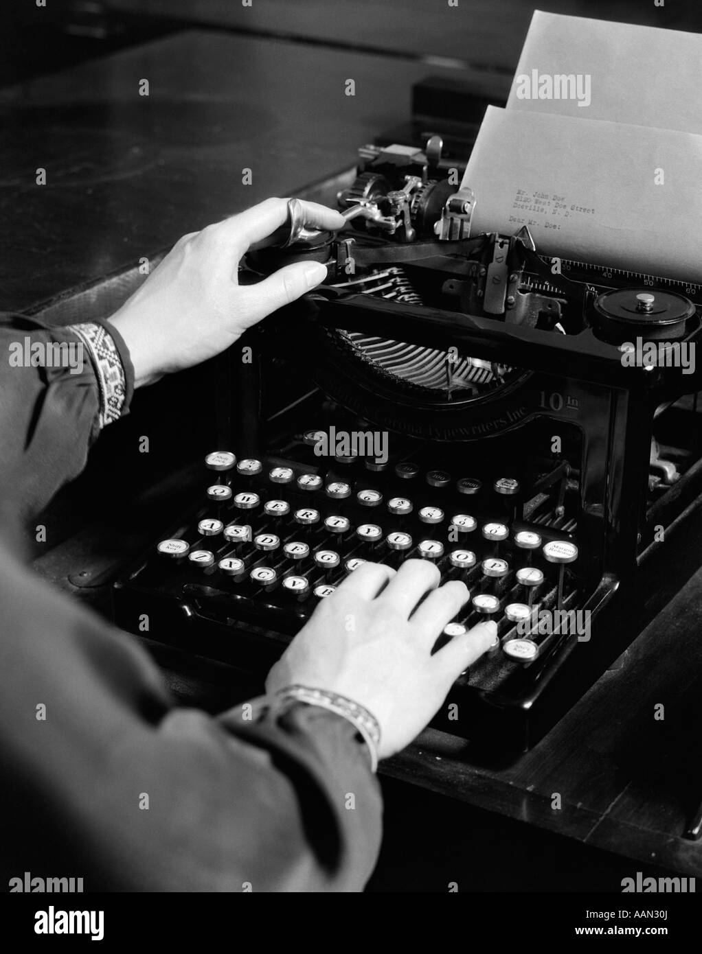 1930 WOMAN'S HANDS TYPING LETTRE COMMERCIALE À MACHINE À ÉCRIRE MANUELLE Banque D'Images
