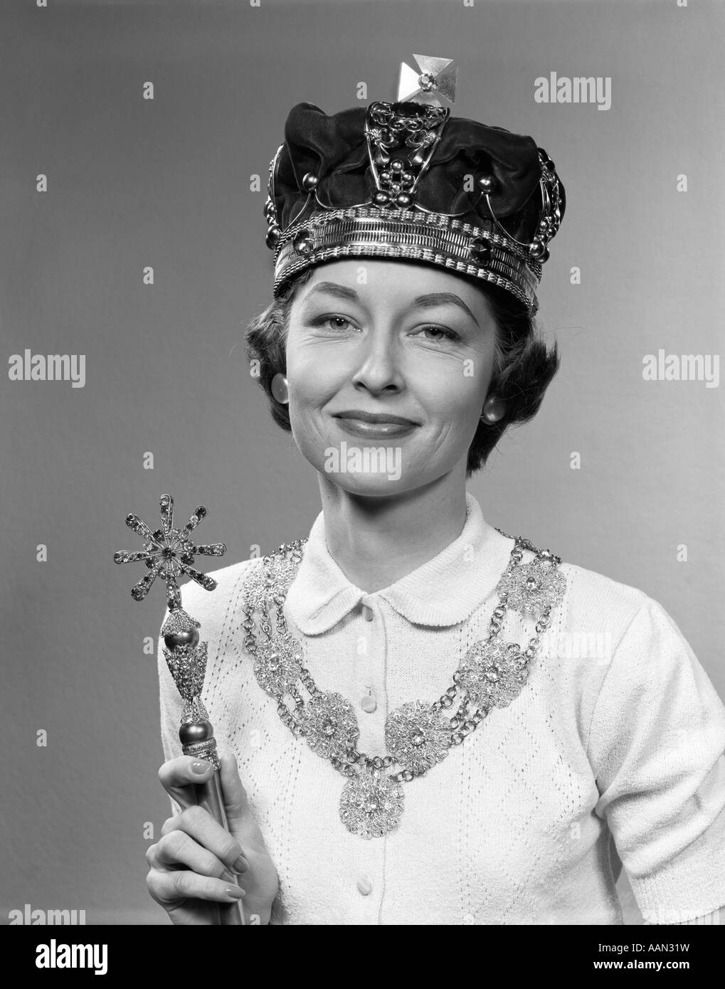 Années 1950, reine d'un jour Femme portant couronne royale HOLDING SCEPTRE LOOKING AT CAMERA Banque D'Images