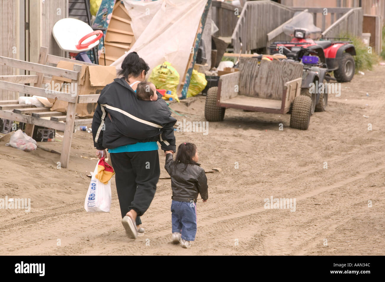 Mère et enfants dans les Esquimaux de l'Alaska l'île de Shishmaref leur