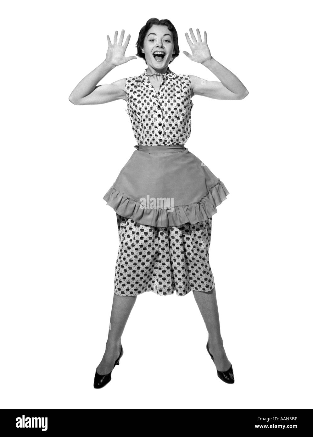 1950 Femme en sautant de l'aire de l'expression exagérée LOOKING AT CAMERA Banque D'Images
