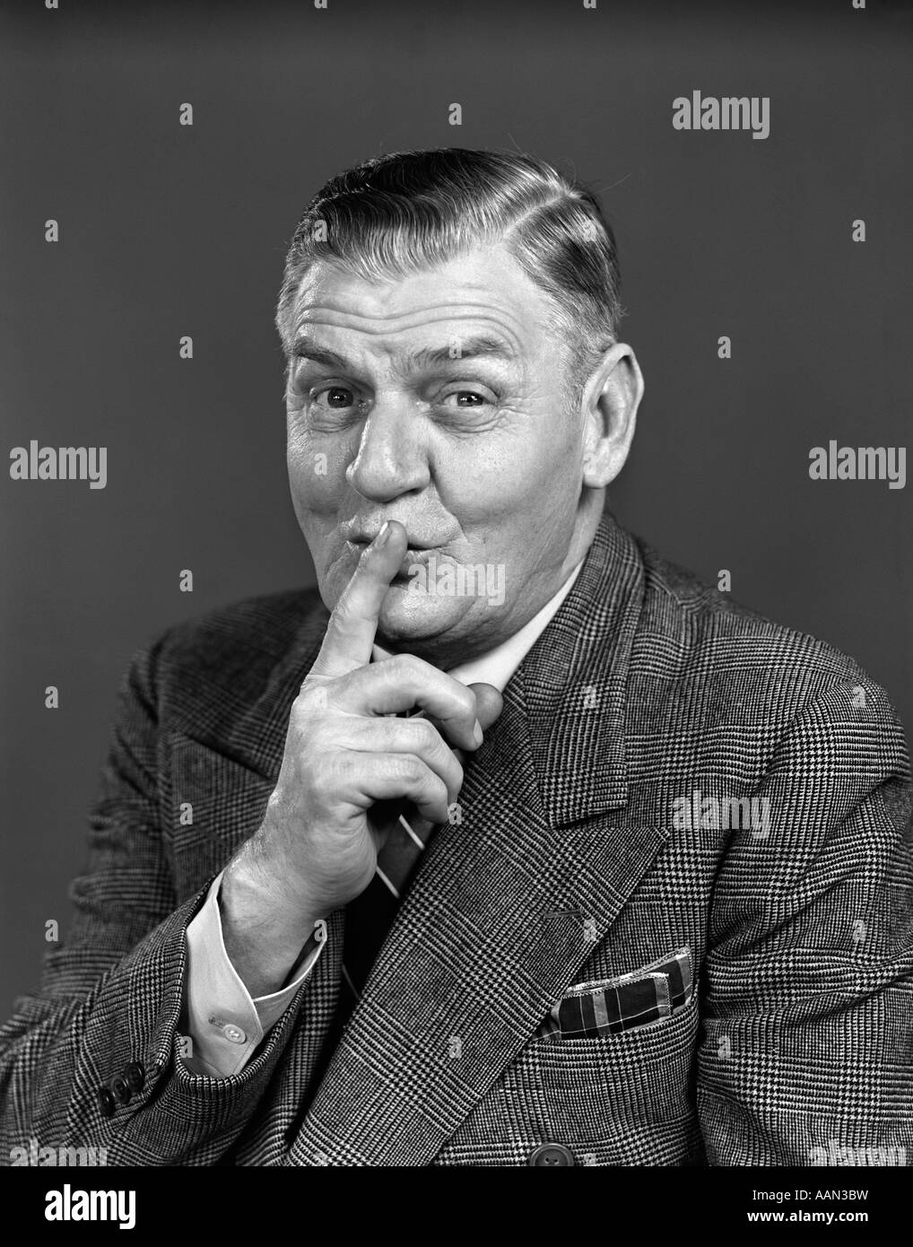1940 Un homme âgé portant ce costume GESTE CHUT LOOKING AT CAMERA Banque D'Images