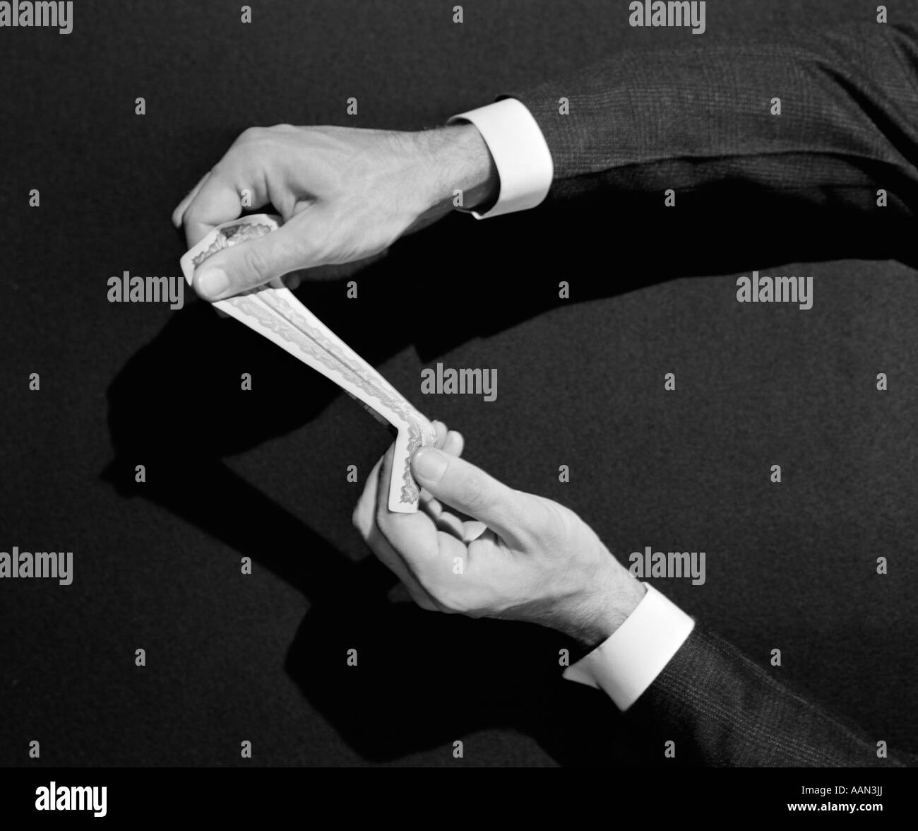 1930 1940 MAN'S HANDS ÉTIRER UN DOLLAR SYMBOLIQUE DE L'ARGENT Banque D'Images