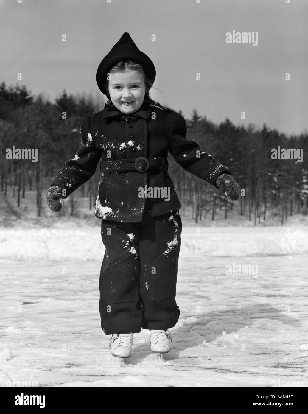 1930 PETITE FILLE PRUDENCE inquiète sur patins à glace LOOKING AT CAMERA Banque D'Images