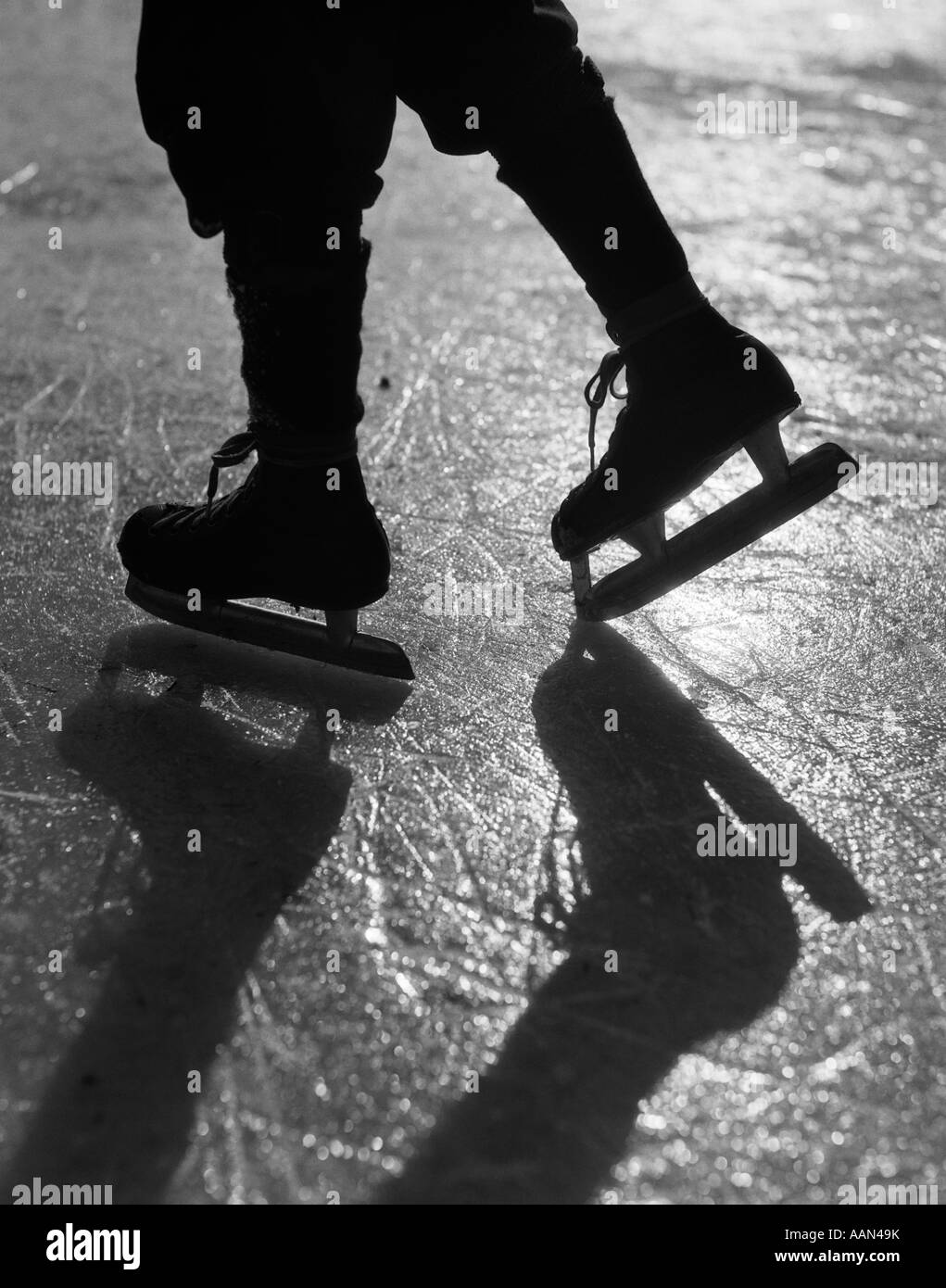 1930 SILHOUETTE FIGURE ILLUSTRÉ DE GENOUX VERS LE BAS Le port de patins à glace glace PATINAGE AU REFLET DU SOLEIL Banque D'Images