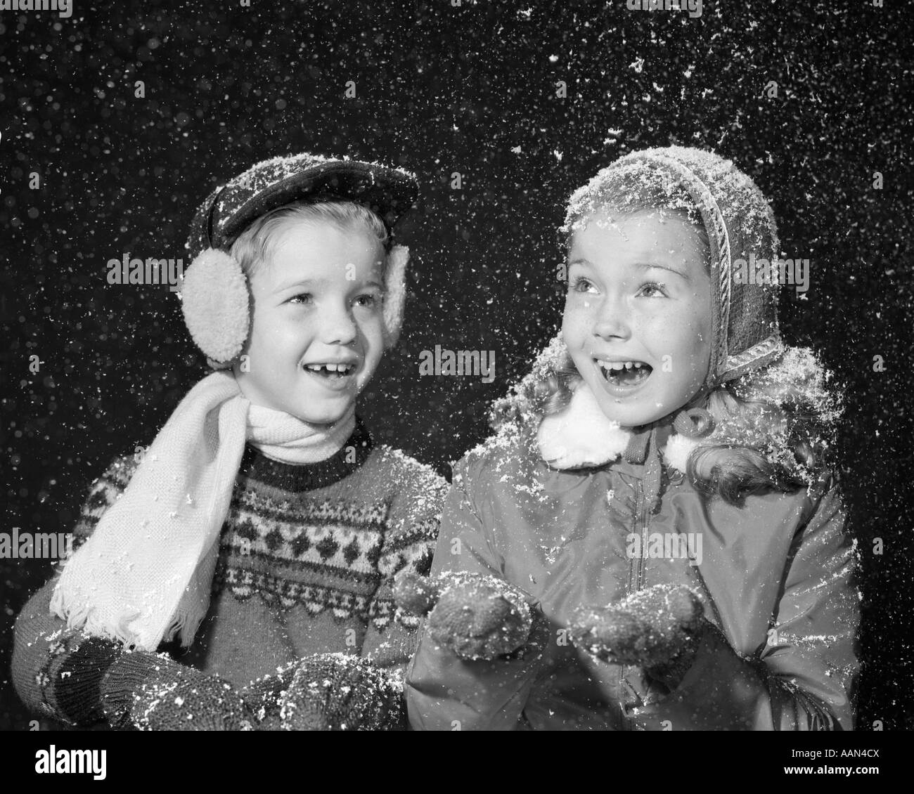 1950 Garçon Fille EN HIVER GANTS CHAPEAUX ÉCHARPE Cache-oreilles SMILING  HAPPY FAKE FLOCONS DE NEIGE TOMBER STUDIO SHOT Photo Stock - Alamy