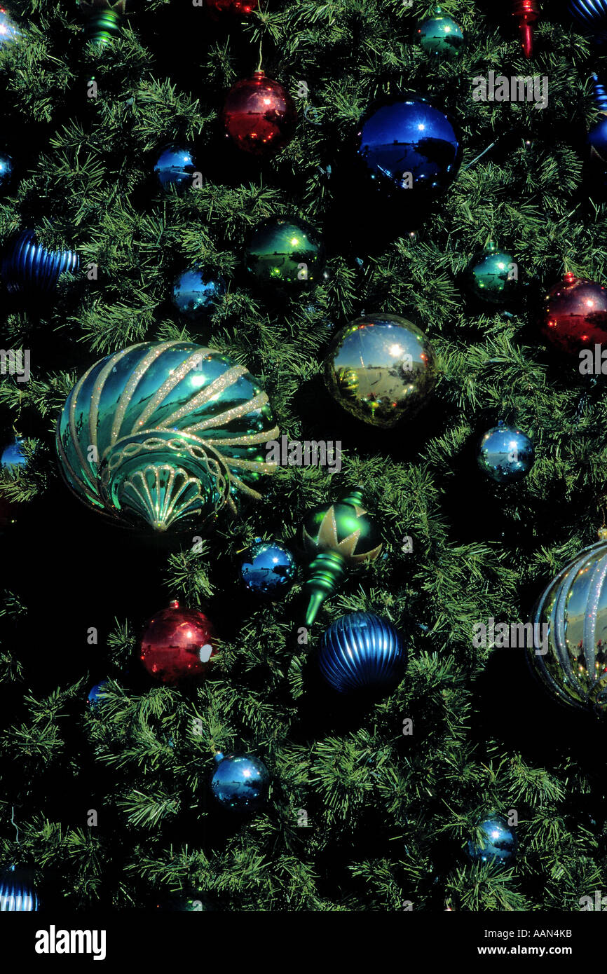 Décorations de fête sur un arbre de Noël à la fin de la jetée Avenue à Hermosa Beach, Californie Banque D'Images