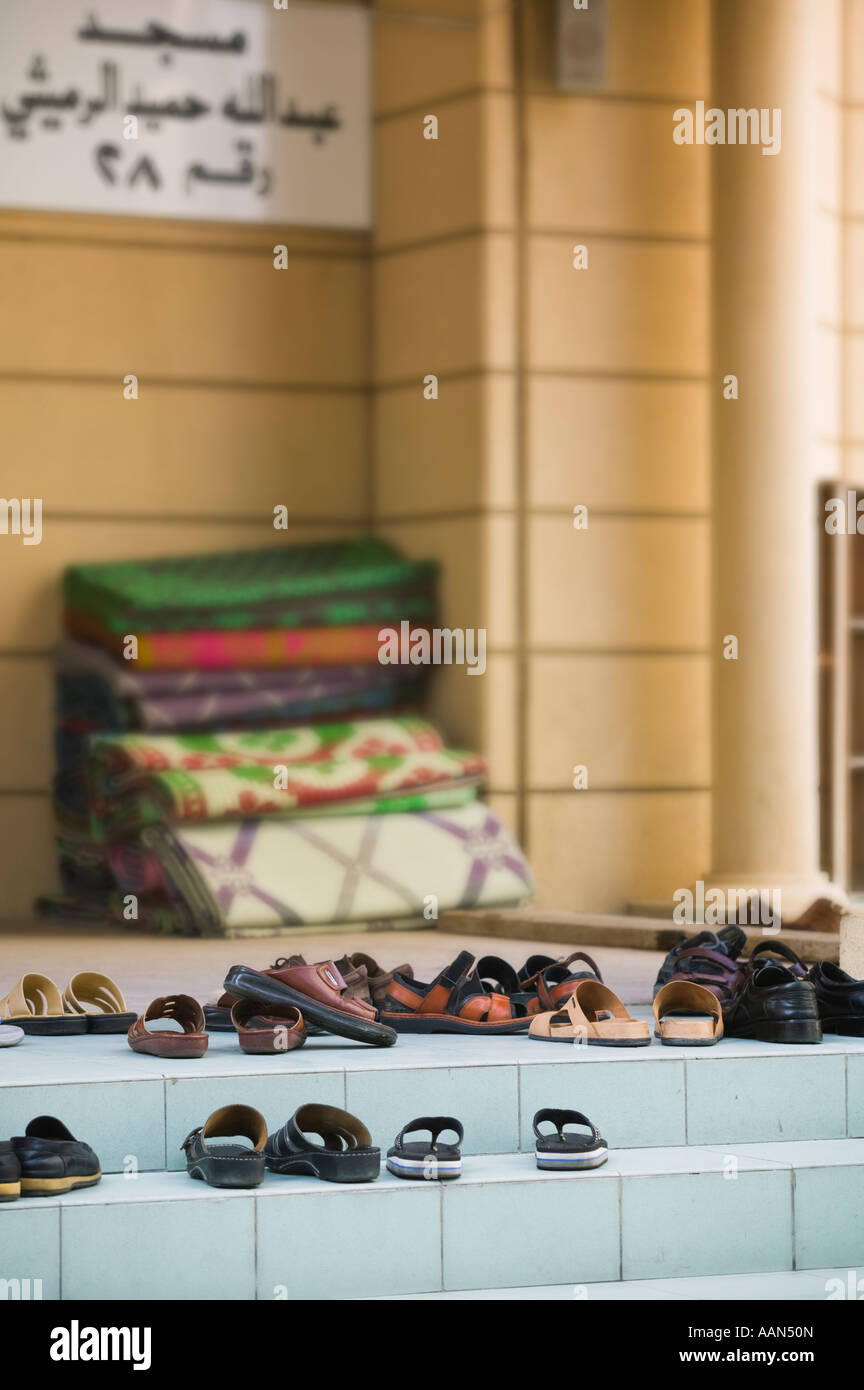 Chaussures laissées à l'entrée d'une mosquée. Banque D'Images