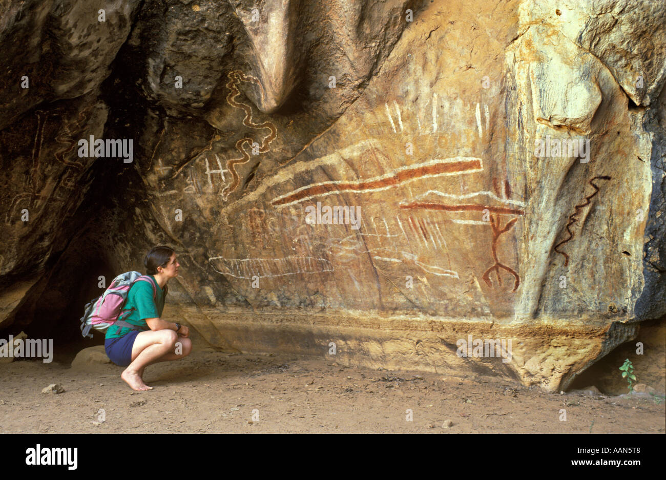 Female hiker with aboriginal art à Warumba Cave Chillagoe Queensland Australie Banque D'Images