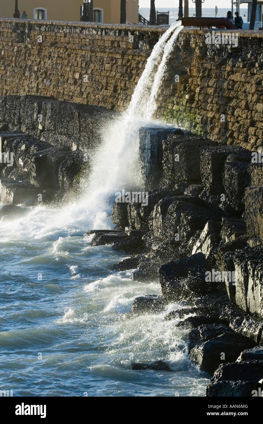 L'état de la mer se briser contre les rochers Banque D'Images