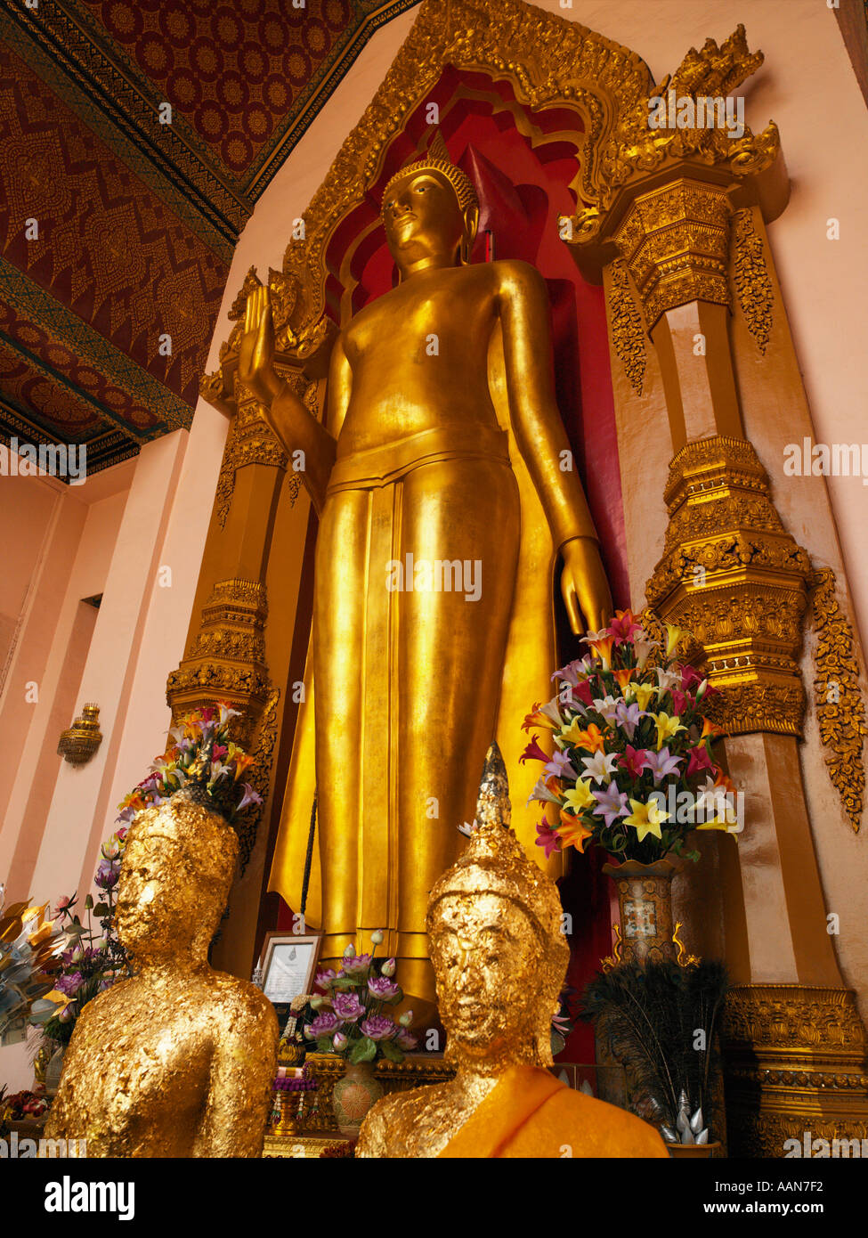 Statue de Bouddha dans le Chedi à Nakhon Pathom en Thaïlande Banque D'Images