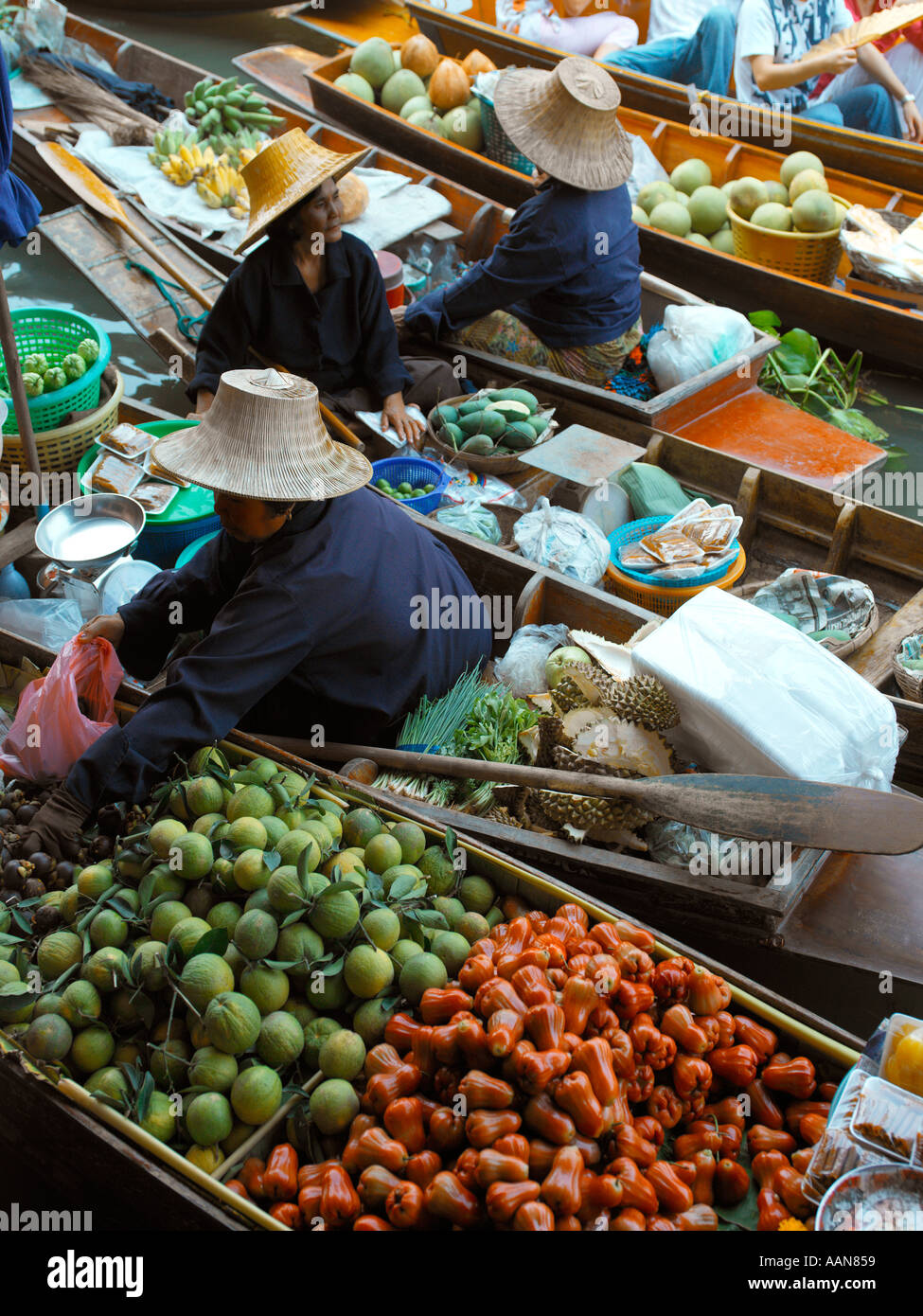 La population locale la vente des produits de sampans au marché flottant de Damnoen Saduak en Thaïlande Banque D'Images