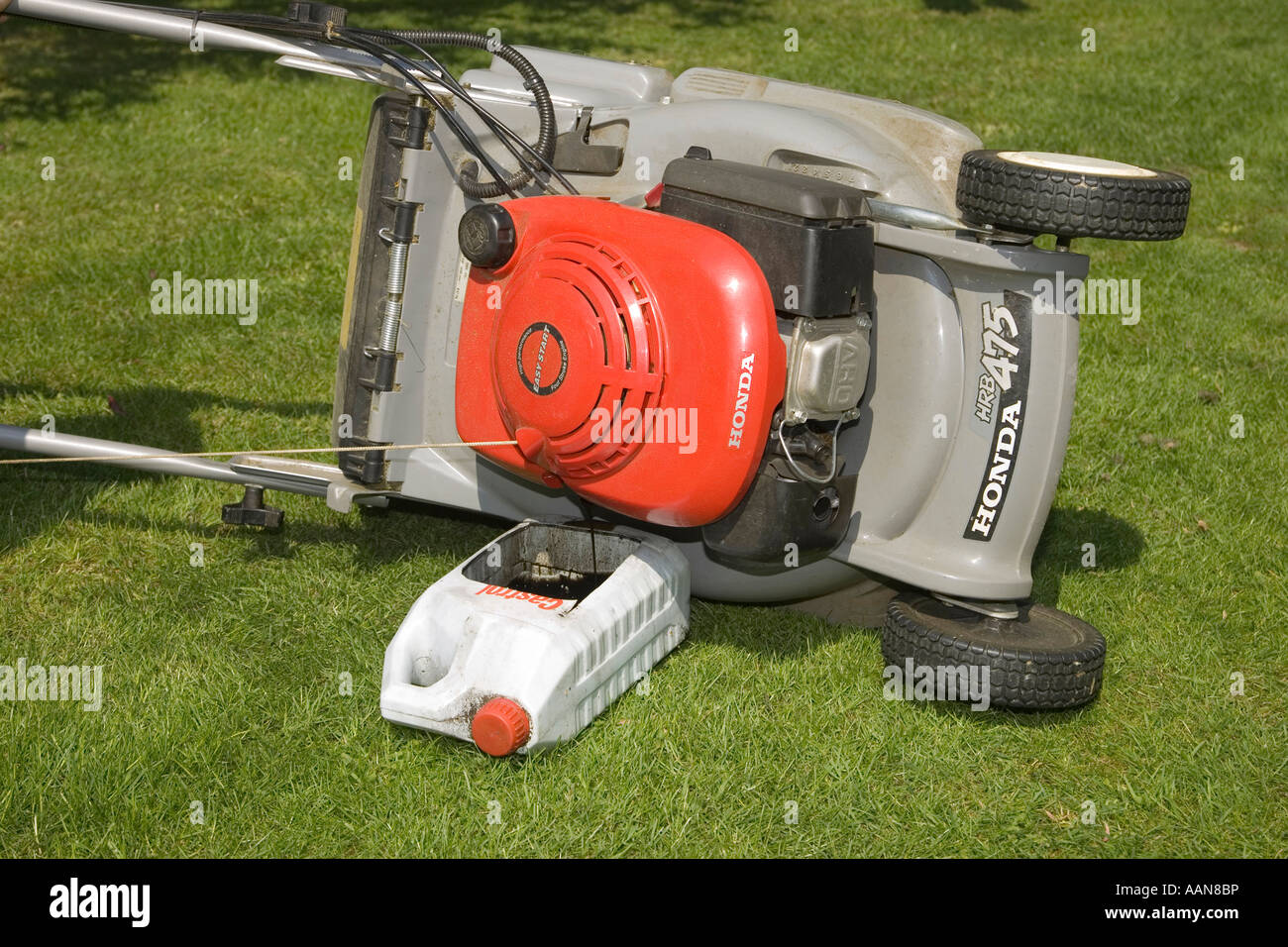 Vidange de l'huile de moteur de tondeuse Photo Stock - Alamy