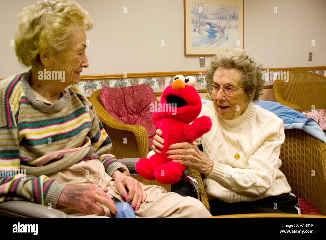 Sœurs à l'âge de 90 ans en soins infirmiers accueil joyeusement bénéficiant d'Elmo. Minnesota Bloomington Minnesota USA Accueil maçonnique Banque D'Images
