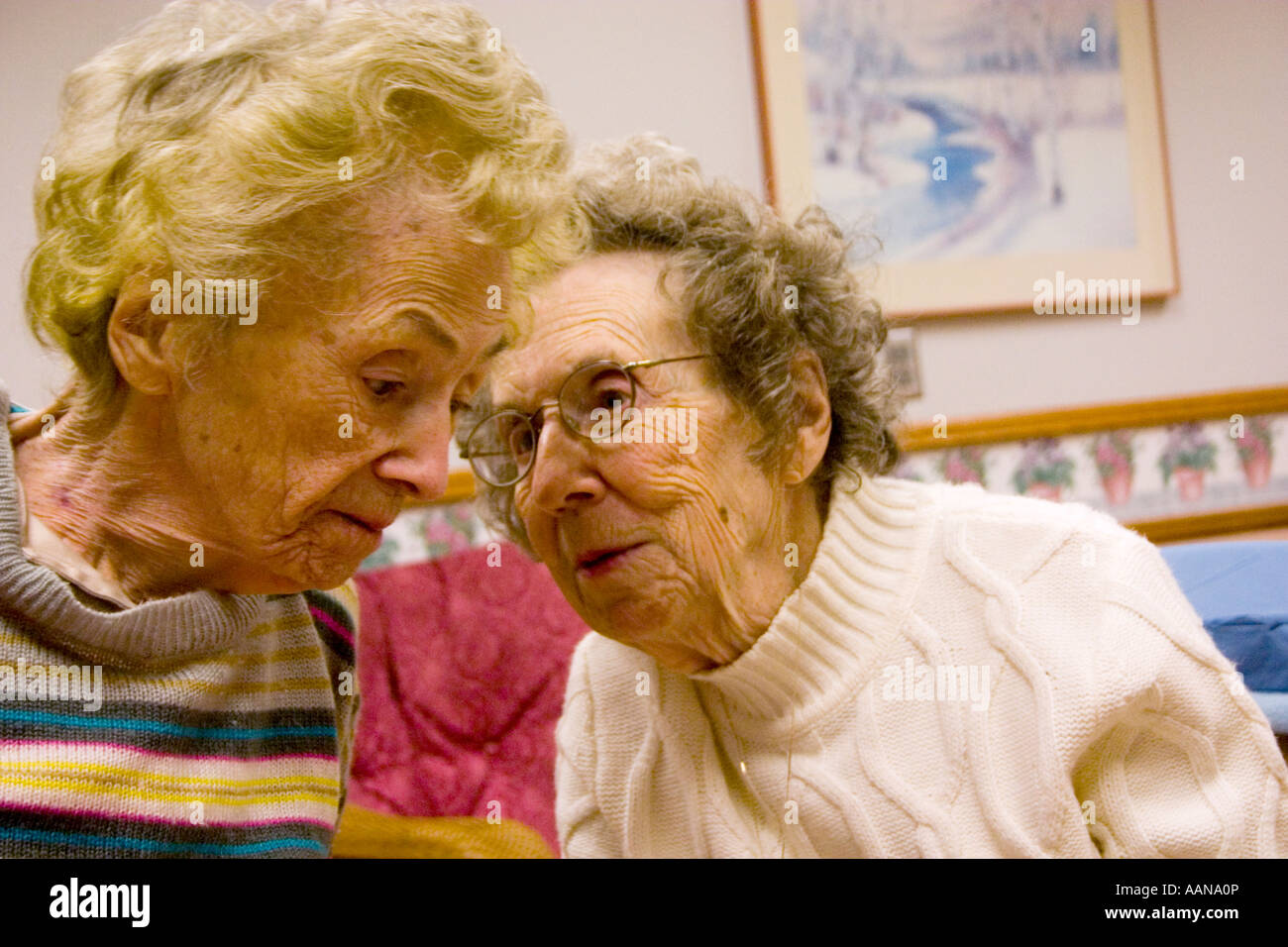 Femme Âge 92 tente de communiquer avec sa soeur en maison de soins infirmiers. Minnesota Bloomington Minnesota USA Accueil maçonnique Banque D'Images