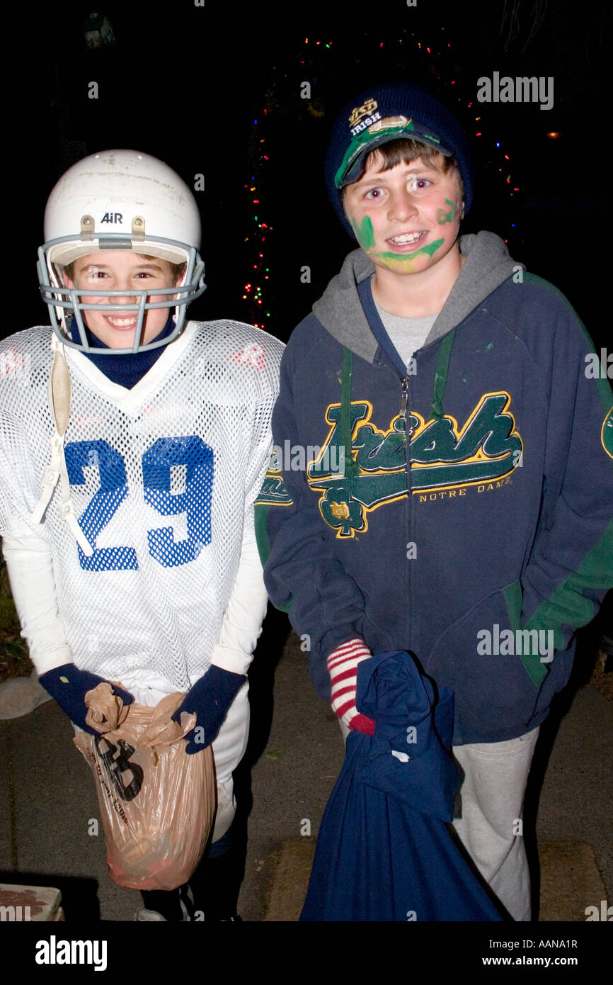 Truc et jeunes de 12 ans pour le bal de Halloween. St Paul Minnesota USA Banque D'Images