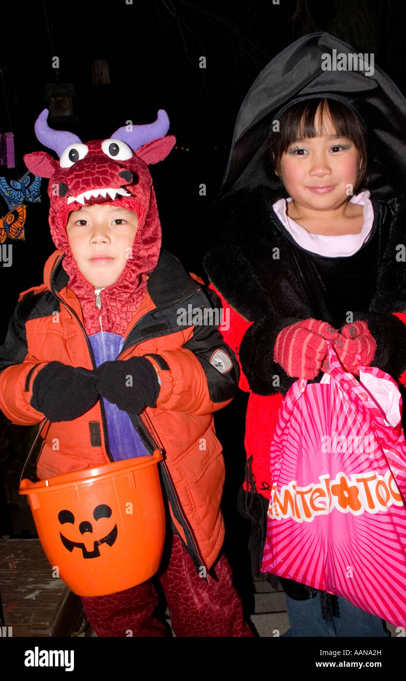 Tour d'Asie et dragons' pour le bal Halloween l'âge de 3 et 5. St Paul Minnesota USA Banque D'Images