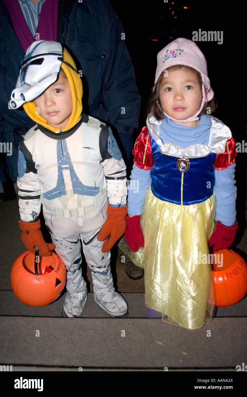 Halloween Halloween et vêtus de combinaisons spatiales l'âge de 2 ans. St Paul Minnesota USA Banque D'Images