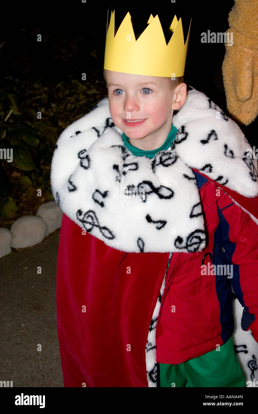 Trick or Treat Halloween Costume king boy l'âge de 4 ans. St Paul Minnesota USA Banque D'Images