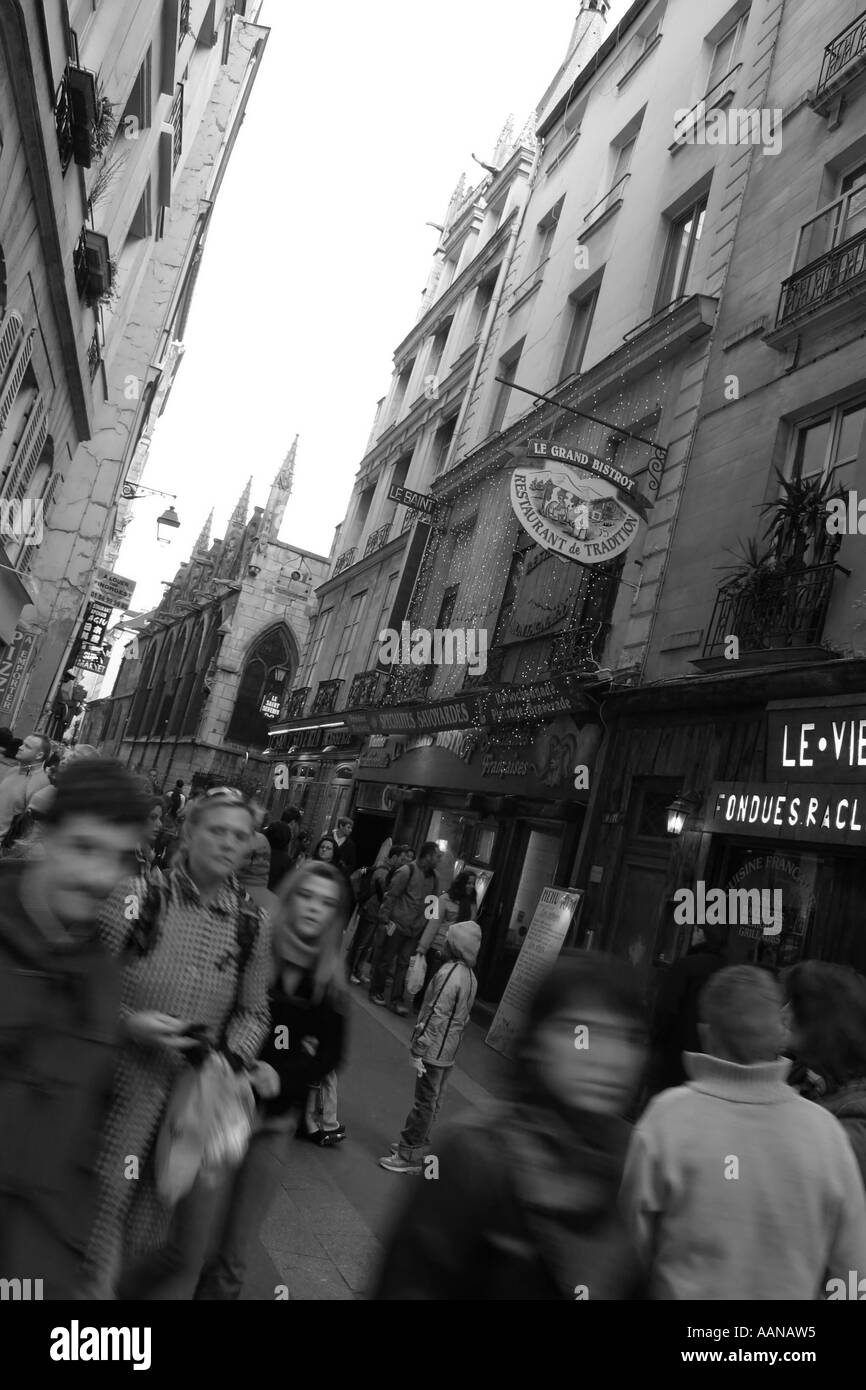 Scène de rue animée dans la Rue Saint Severin, Paris, France Banque D'Images