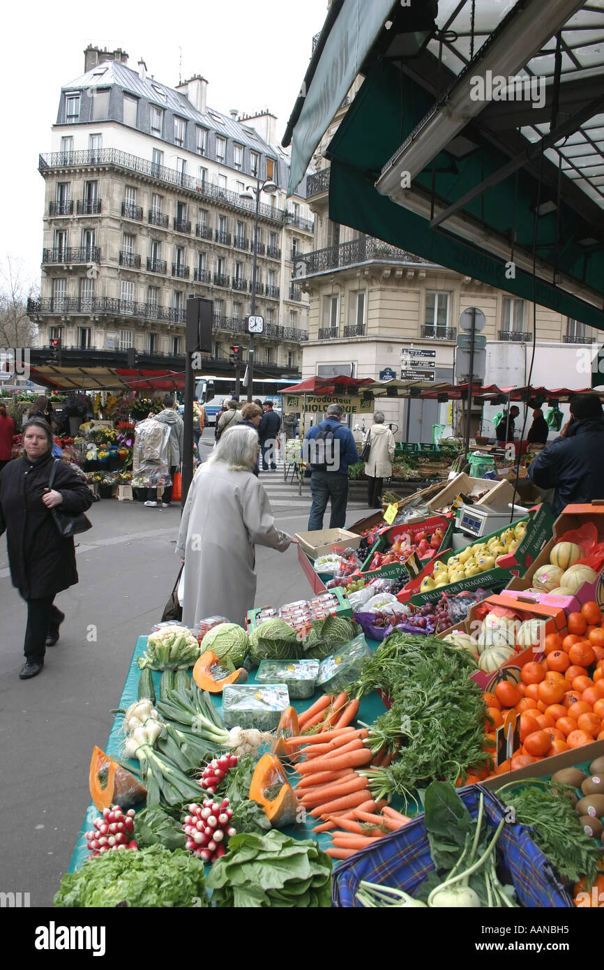 Marché dans une rue de Paris Boulevard Saint Germaine, Quartier Latin, Paris, France Banque D'Images