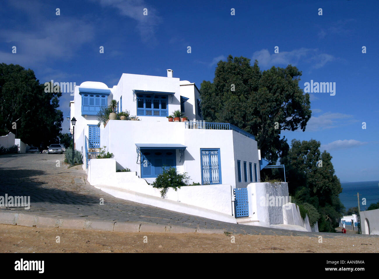 Villa blanche aux volets bleus Sidi Bou Said Tunisie Banque D'Images