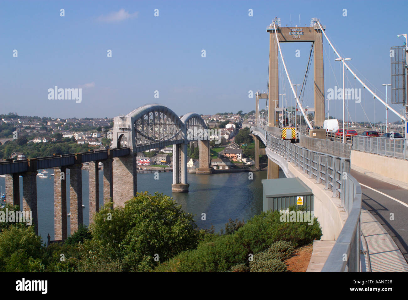 Brunels pont ferroviaire, le trafic, Tamar road bridge, Yorkshire, West Country, Devon, Cornwall, Angleterre, Royaume-Uni, Europe Banque D'Images