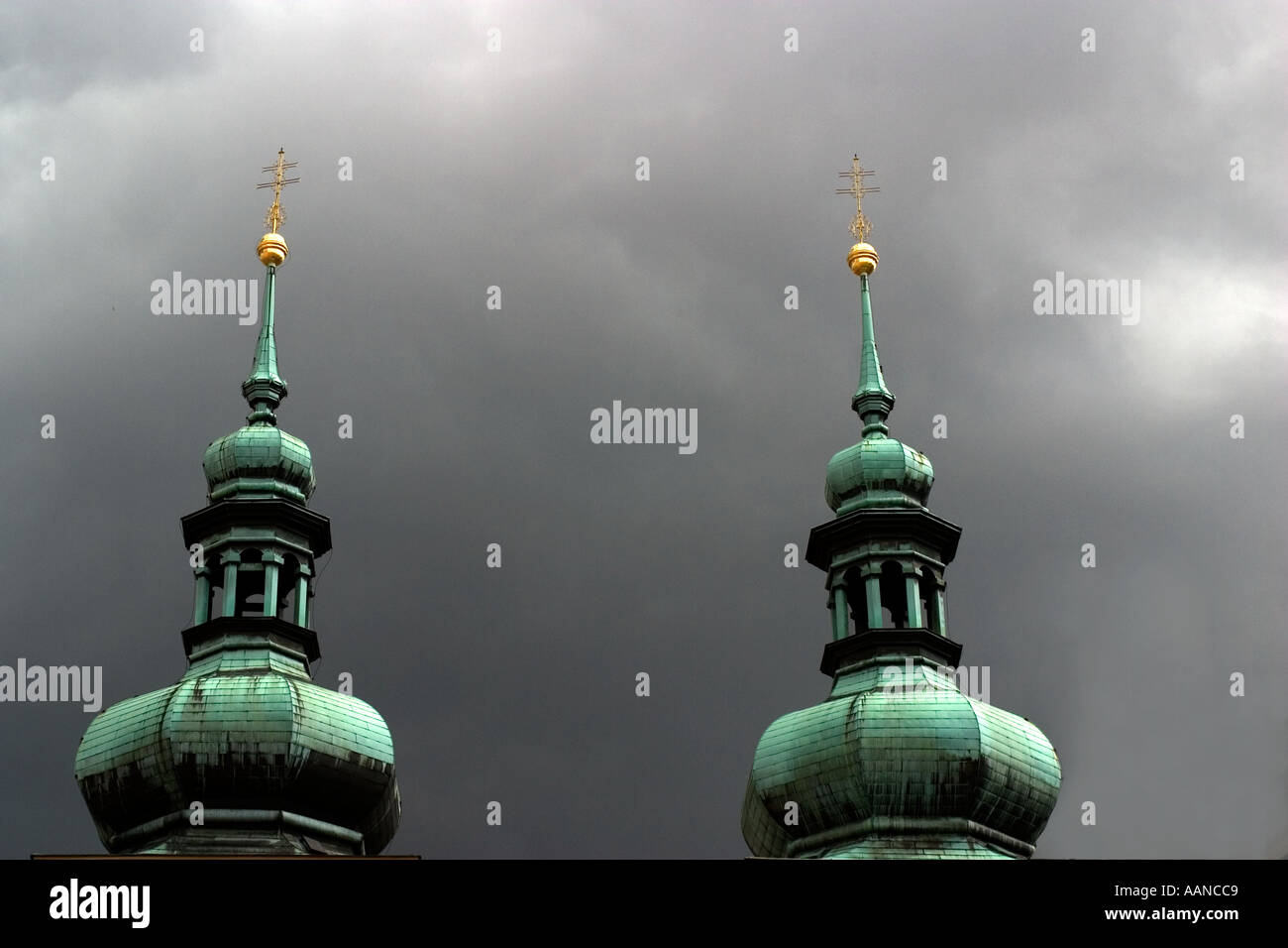 Lits 1 clochers de Prague contre un ciel d'orage et de plomb Banque D'Images