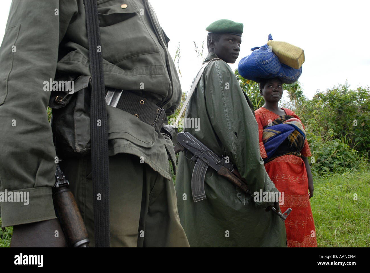 Les soldats du gouvernement congolais des FARDC sont en garde avec un fusil Kalachnikov AK-47 dans une zone rurale de la province du Nord-Kivu en RD Congo Afrique Banque D'Images