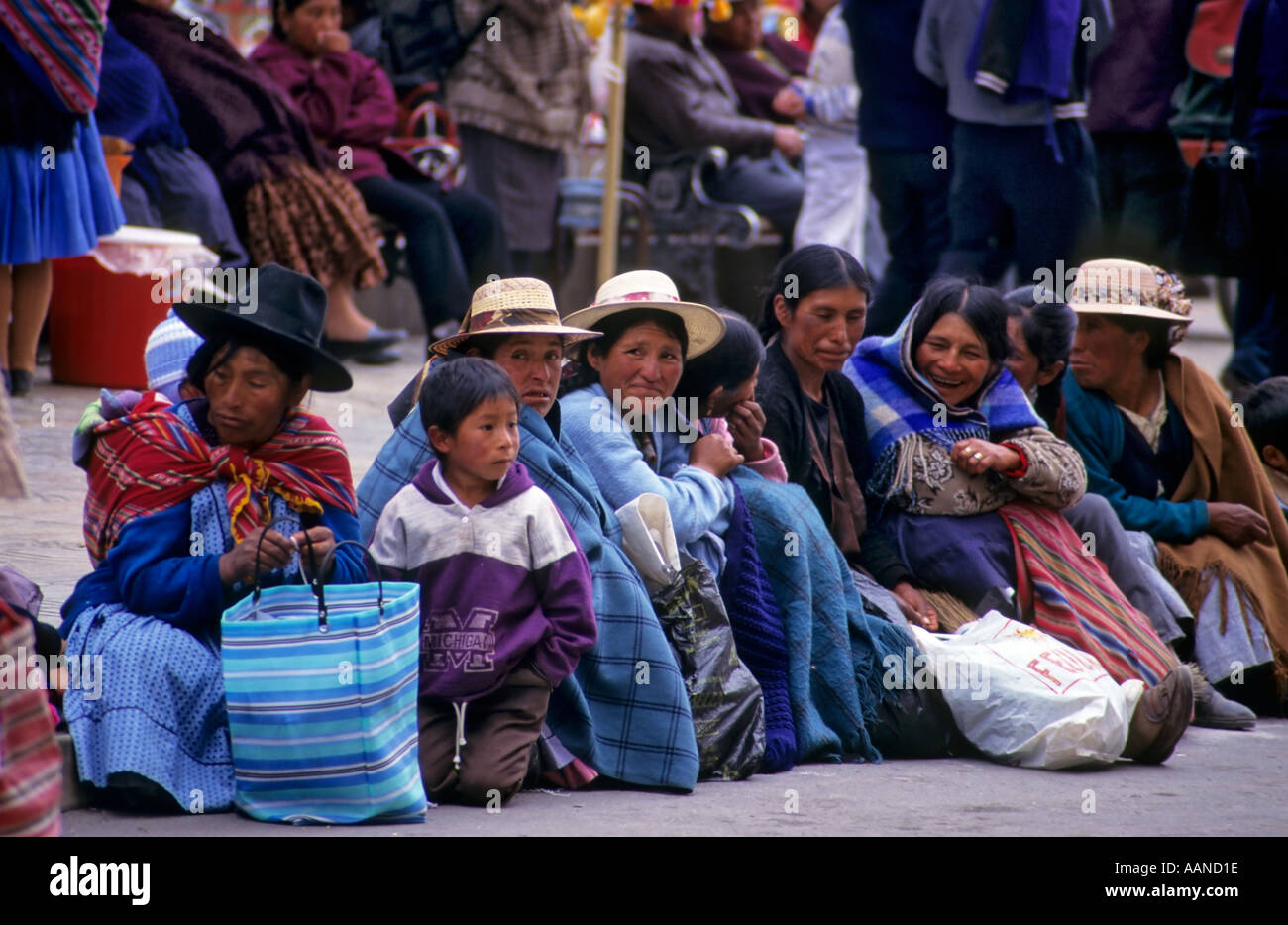Les femmes indiennes locales à l'extérieur de la Cathédrale, Potosi, Bolivie Banque D'Images