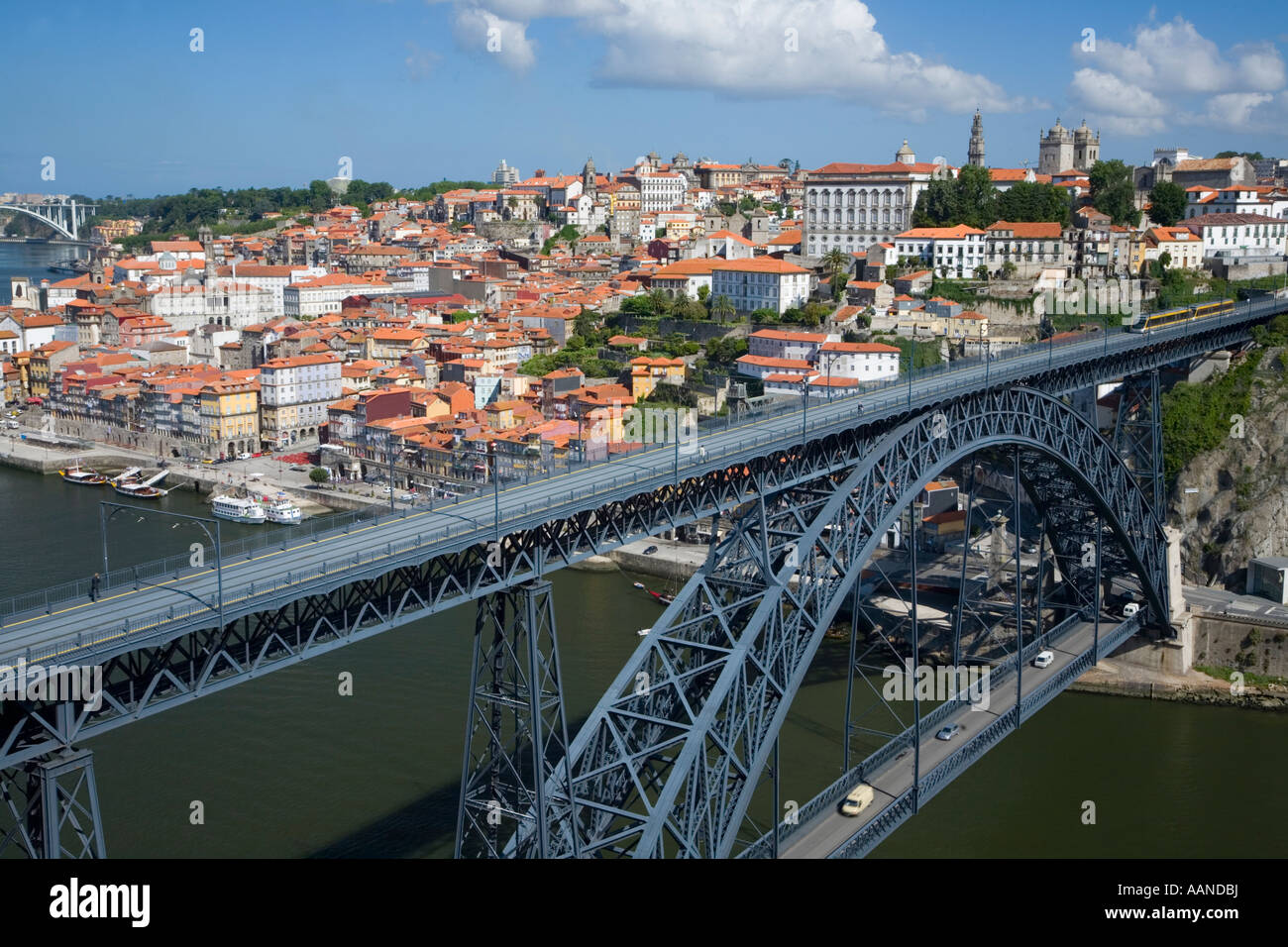 Ponte de Dom Luis 1 sur le fleuve Douro vers le quartier de Ribeira à Porto, Portugal Banque D'Images