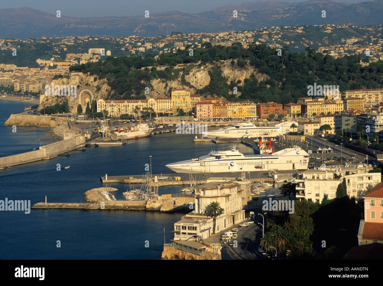 Le port le port de Nice, sud de la France avec de grands yachts de luxe dans le port - au crépuscule Banque D'Images