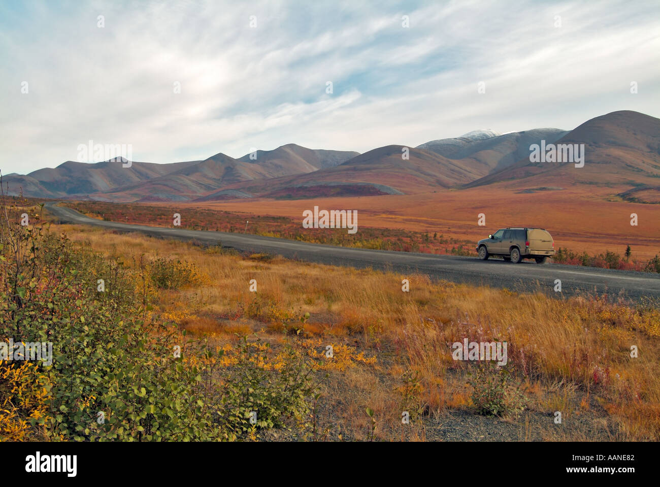Conduite le long de la Dempster Highway, près du cercle arctique, les monts Richardson, Yukon, Canada Banque D'Images