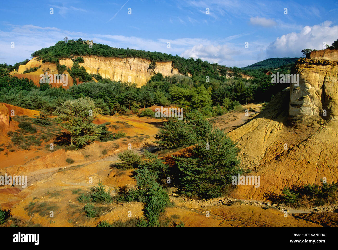 Des rochers près de Rustrel, ocre, Luberon, sud de la France, Europe Banque D'Images