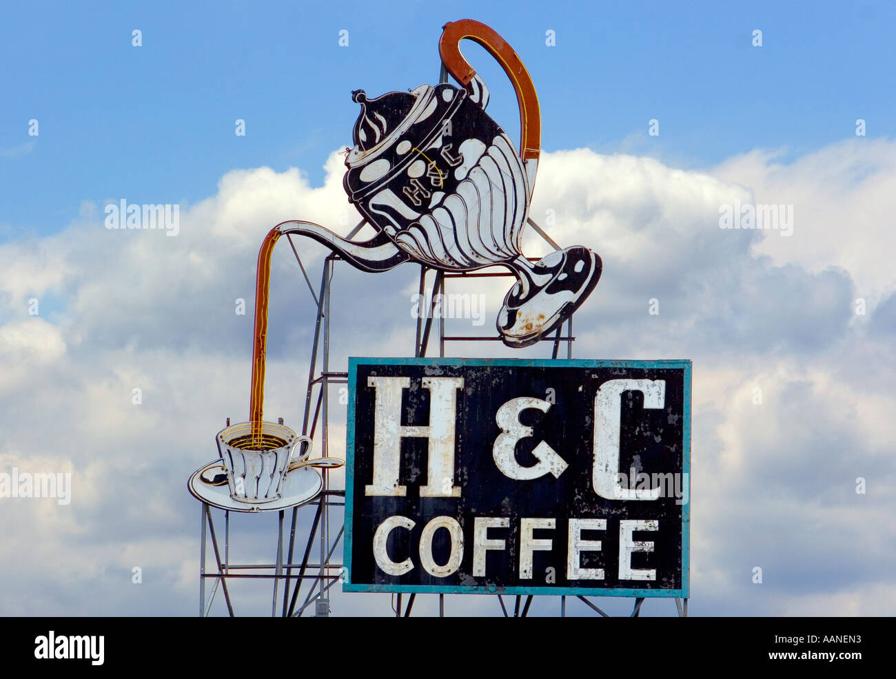 Vintage H & C Coffee affiche des tours au-dessus du centre-ville de Roanoke, Virginie, un emblème nostalgique de l'horizon commercial de la ville du milieu du XXe siècle. Banque D'Images