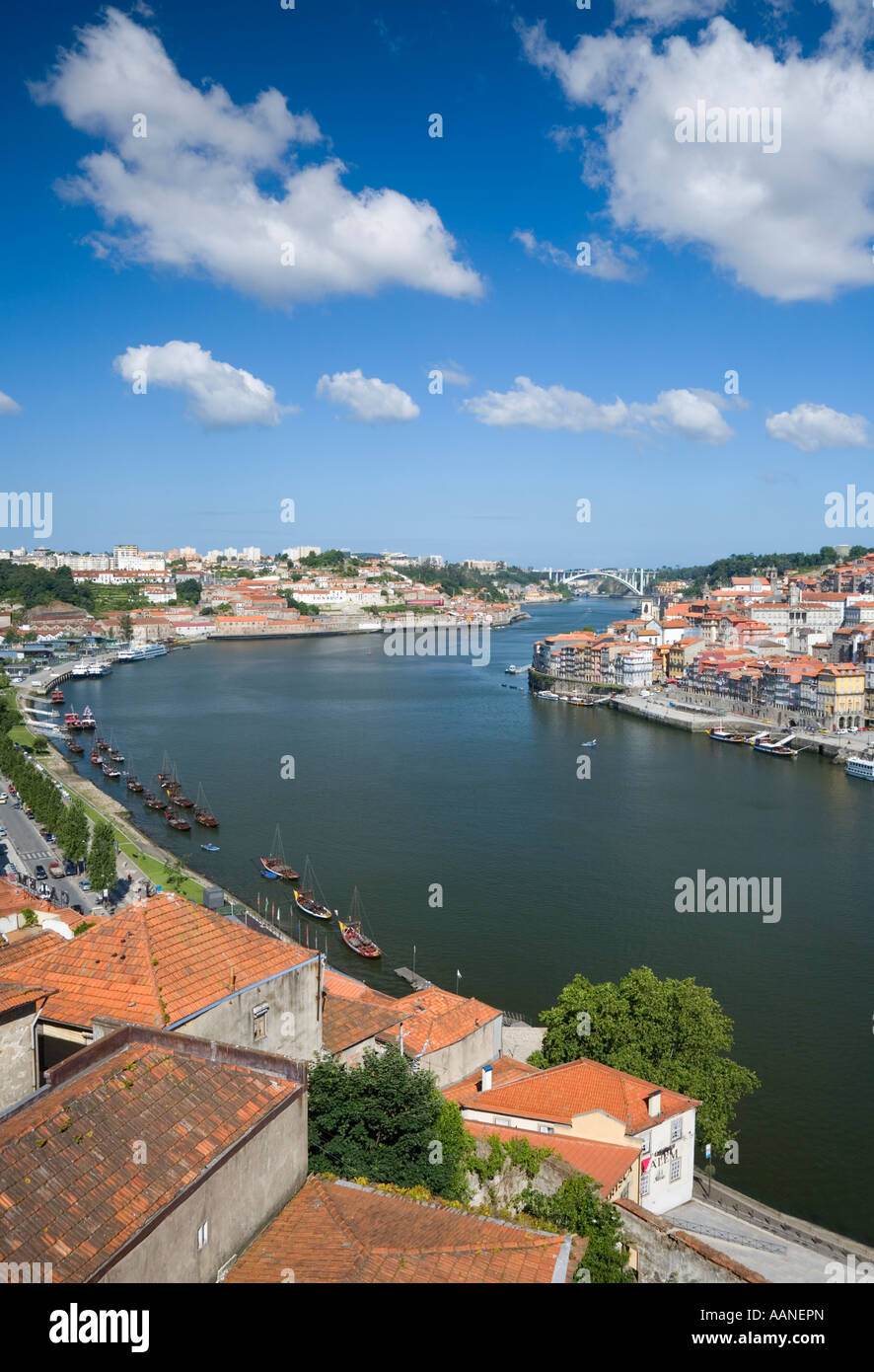 Douro en regardant vers le quartier de Ribeira et Ponte da Arrabida Porto Portugal Banque D'Images