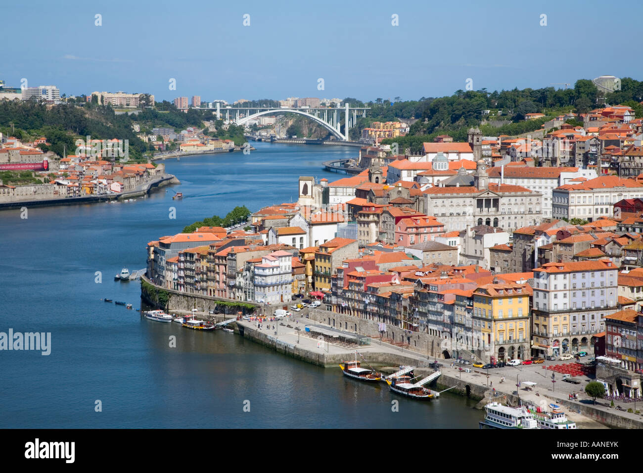 Douro en regardant vers le quartier de Ribeira et Ponte da Arrabida Porto Portugal Banque D'Images