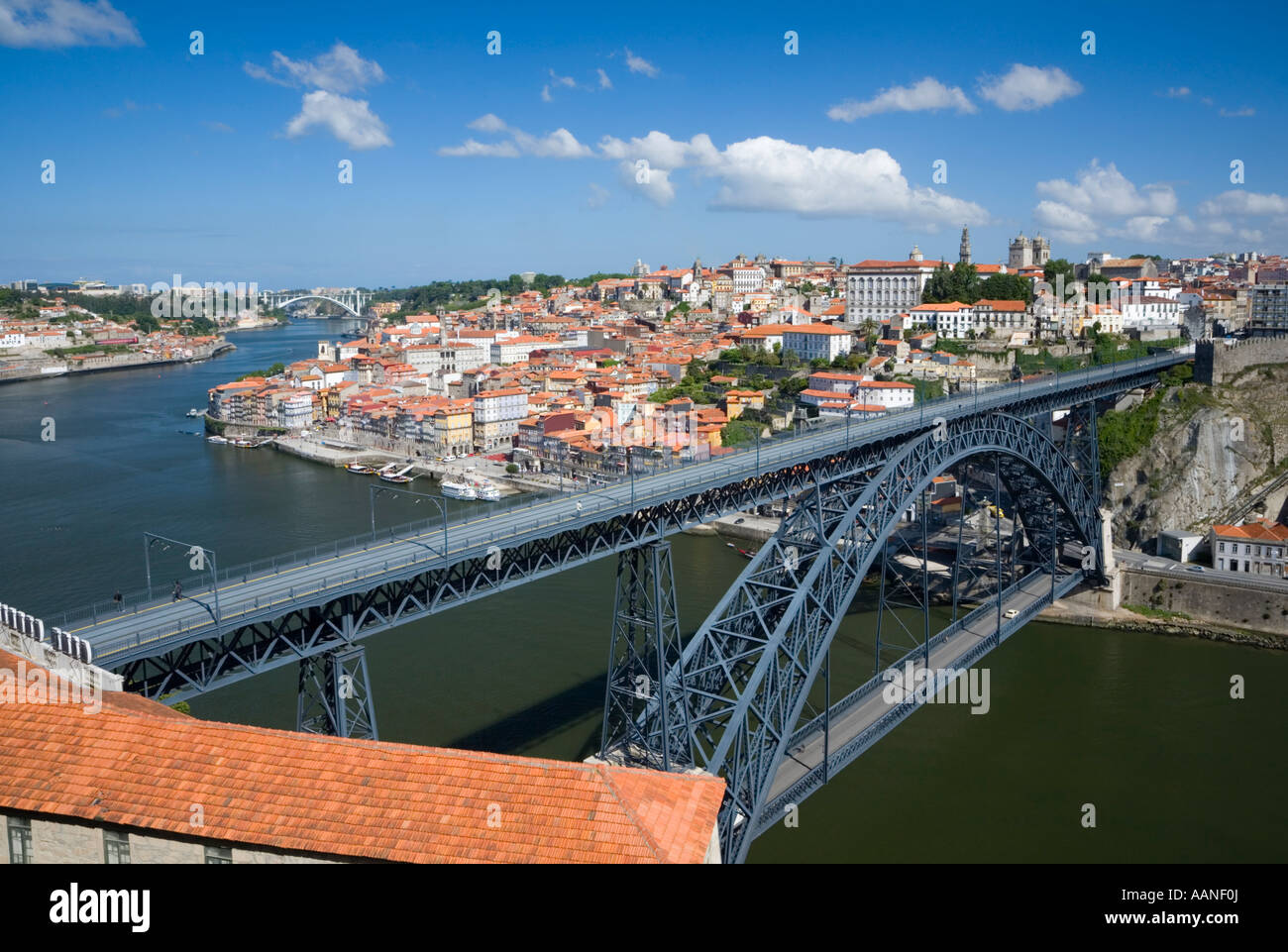 Ponte de Dom Luis 1 sur le fleuve Douro vers le quartier de Ribeira à Porto, Portugal Banque D'Images